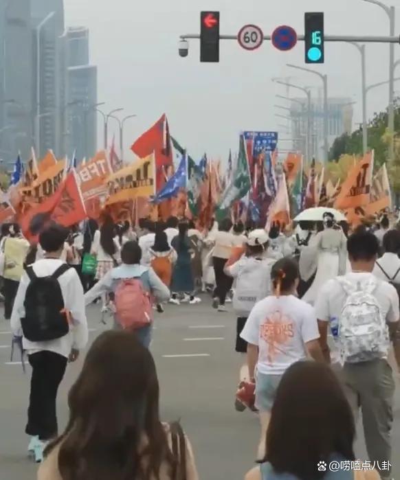 粉丝疯狂为偶像捧场，现场气氛热烈