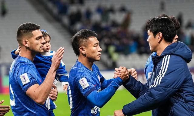 国内足球赛事全面升温，球员表现备受瞩目